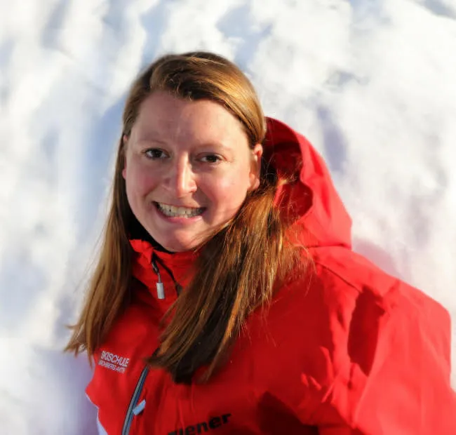 Person mit rotem Anorak vor Schnee