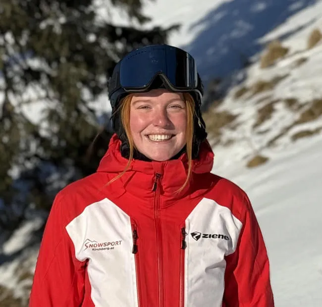 Person im Skianzug auf verschneiterm Berghang